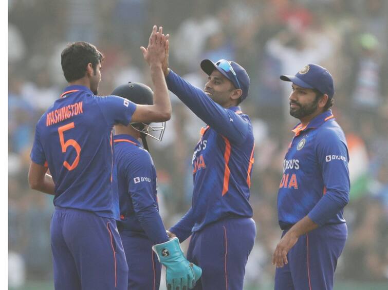 newzealand allout for 108 runs in second odi against india in raipur IND vs NZ 2nd ODI: நெருப்பாய் பந்துவீசிய இந்தியா.. பொறுப்பின்றி அவுட்டான நியூசிலாந்து.. 109 ரன்கள்தான் டார்கெட்..!