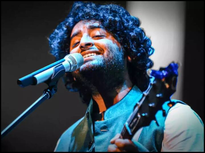 अगर अरिजीत की नेट वर्थ की बात की जाए तो आप हैरान रह जाएंगे. बेहद सादगी से रहने वाले अरिजीत सिंह एक फिल्मी गाने के लिए 8-10 लाख रुपये चार्ज करते हैं.