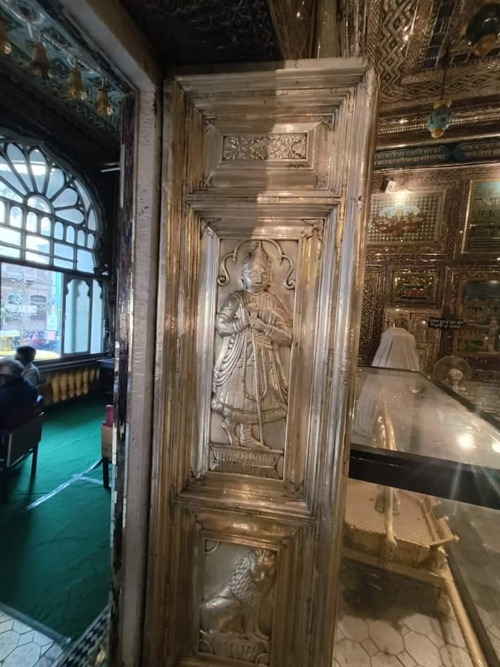 इस मंदिर के लिए ईरान और जयपुर के कारीगरों द्वारा बेल्जिम से कांच बनाया गया था. इसे बाहर से देखने पर यह पूरी तरह असामान्य दिखता है.