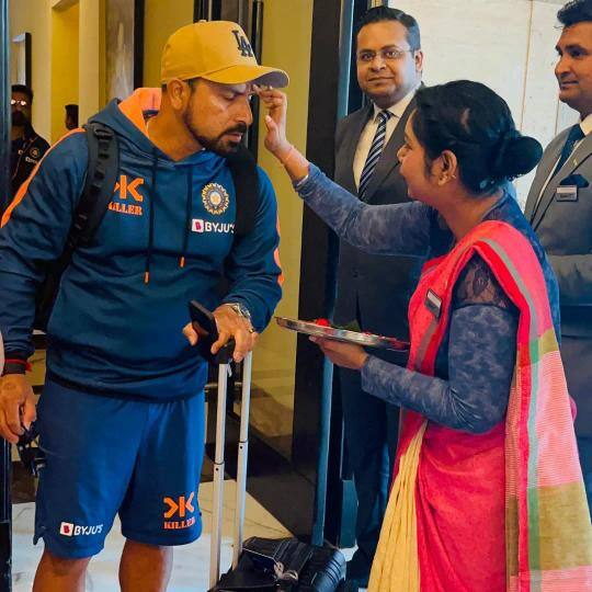 टीम इंडिया के इंदौर पहुंचने पर फैंस अपने स्टार्स को एक झलक पाने को बेताब दिखे. (फोटो- Instagram @online.indori)