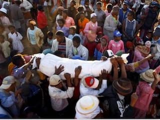 Weird Traditions: ਪਰਿਵਾਰ ਦੇ ਕਿਸੇ ਜੀਅ ਦੀ ਮੌਤ 'ਤੇ ਲੋਕ ਮਨਾਉਂਦੇ ਹਨ ਜਸ਼ਨ, ਮ੍ਰਿਤਕ ਦੇਹ ਨੂੰ ਵੀ ਨਾਲ ਨੱਚਾਉਂਦੇ ਹਨ, ਇਹ ਹੈ ਅਜੀਬ ਪਰੰਪਰਾ!