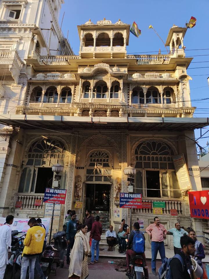 इस मंदिर की कलाकृति देखकर कोई भी मुग्ध हो सकता है. इस मंदिर की ख्याति सिर्फ इंदौर ही नहीं बल्कि पूरे मध्य प्रदेश में दिखाई देती है.