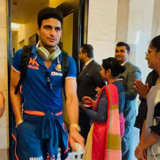 24 जनवरी को भारत और न्यूजीलैंड (India vs New Zealand) के बीच इंदौर के होलकर स्टेडियम (Holkar Cricket Stadium) में अंतरराष्ट्रीय क्रिकेट मैच होना है. इससे पहले भारतीय टीम इंदौर एयरपोर्ट से होटल के लिए रवाना हुई. एयरपोर्ट पर टीम इंडिया का भव्य स्वागत किया गया, जिसकी तस्वीरें अब सामने आई हैं. (फोटो- Instagram @online.indori)