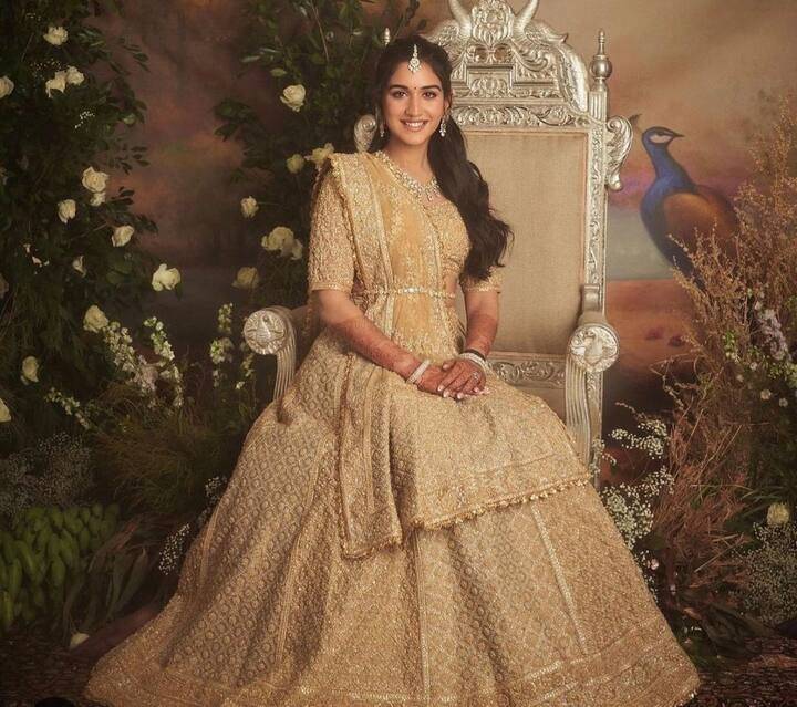 हाल ही में मुकेश अंबानी की होने वाली बहू राधिका मर्चेंट ने भी अपनी सगाई की सेरेमनी में गोल्डन कलर का खूबसूरत लहंगा कैरी किया था. जिस पर बहुत ही खूबसूरत गोल्डन कलर का ही वर्क किया हुआ था. इसके साथ उन्होंने डायमंड की बहुत ही सिंपल सोबर से ज्वेलरी कैरी की थी. यह लुक आप भी अपने शादी के किसी फंक्शन में ट्राई कर सकते हैं.