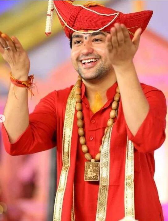 ज्या व्यक्तीचा नंबर लागतो, त्याला बागेश्वर धामकडून संपर्क केला जातो आणि उपस्थित राहण्याची तारीख दिली जाते