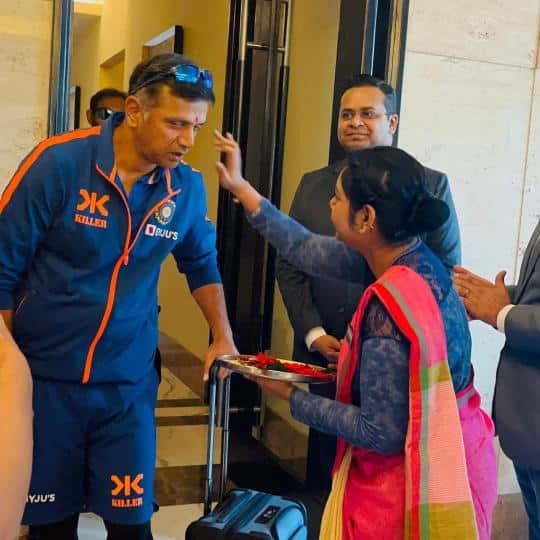 टीम इंडिया ने इंदौर के होल्कर स्टेडियम में अभी तक 5 वनडे मैच खेले हैं और इस दौरान एक भी मैच नहीं हारा है. भारत ने यहां पहला वनडे मैच 2006 में इंग्लैंड के खिलाफ खेला था. (फोटो- Instagram @online.indori)