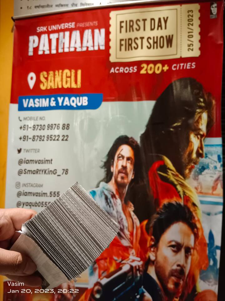सांगलीमधील शाहरुखच्या काही चाहत्यांनी पठाण चित्रपटाच्या एका शोचं अॅडव्हान्स बुकिंग केलं आहे.
