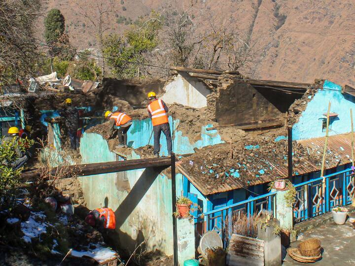 Workers demolish a building in the land subsidence affected area in Joshimath. (Source: PTI)