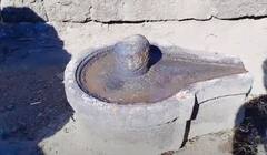 Nashik Waghera Fort : वाघेरा किल्ल्यावर इतिहासाच्या पाऊलखुणा, वीरगळी, तेल-चुन्याच्या घाण्यांना उर्जितावस्था