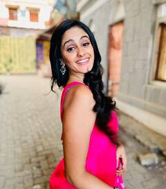 Photo : डीपनेक सूटमध्ये आयशा सिंगचा खास लूक