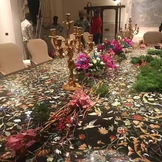 घर में झूमर से लेकर एक एक आइटम बेहद खास है जिन्हें विदेशों के मंगाया गया है. (फोटो सोर्स-इंस्टाग्राम)