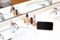 Mobile Use : सावधान! टॉयलेटमध्ये मोबाईल वापरणं आरोग्यासाठी घातक, 'हे' आहे कारण