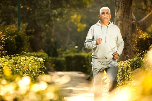 जर तुम्ही दररोज 30 ते 40 मिनिटे चालत असाल तर तुमचा वेग ताशी 6.5 किमी असावा. ( Image Source : istockphoto )