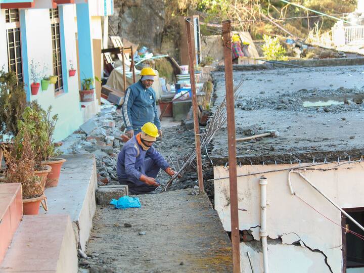 Chamoli DM has received reports that in a few areas cracks in buildings have widened after Uttarakhand received heavy snowfall recently. (Source: PTI)