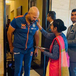 भारत के लिए इंदौर के होल्कर स्टेडियम में सबसे ज्यादा वनडे रन वीरेंद्र सहवाग ने बनाए हैं. उन्होंने दो मैचों में 220 रन बनाए हैं. इस दौरान एक दोहरा शतक जड़ा है. इस मामले में दूसरे नंबर पर युवराज सिंह हैं. उन्होंने 2 मैचों में 181 रन बनाए हैं. गौतम गंभीर तीसरे स्थान पर हैं. गंभीर ने 2 मैचों में 137 रन बनाए हैं. अजिंक्य रहाणे 121 रनों के साथ चौथे स्थान पर हैं. यहां भारतीय कप्तान रोहित शर्मा ने 104 रन बनाए हैं. (फोटो- Instagram @online.indori)