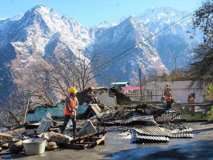 Workers demolish 'unsafe' buildings in the land subsidence affected area in Joshimath. The State Disaster Response Force (SDRF) and police are on alert if any tragedy arises due to heavy snowfall in Joshimath. (Source: PTI)