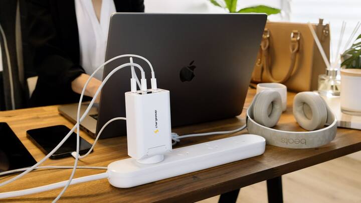 इलेक्ट्रॉनिक ब्रांड Chargeasap ने एक च्यूंइगम बॉक्स जैसा चार्जर पेश किया है जिसका नाम Zeus है. ये 270W GaN तकनीक से लैस है जो एक साथ चार डिवाइस को फटाफट चार्ज कर सकता है. यानी आपके लैपटॉप, टैबलेट, स्मार्टफोन, एयरपोड्स आदि सभी एक साथ चार्ज हो सकते हैं.जो काम से कई जगह ट्रेवल करते हैं उनके लिए ये बेस्ट है.