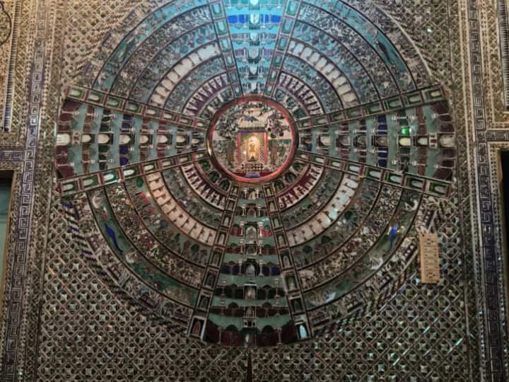 Indore: इंदौर में है बेल्जियम कांच और चांदी से सजा 100 साल पुराना अनोखा मंदिर, दूर-दूर से देखने आते हैं लोग MP Tourism News Indore Unique Jain Temple Sheesh Mahal Built With Belgium Glass and Silver jaipur and iran prepared ANN Indore: इंदौर में है बेल्जियम कांच और चांदी से सजा 100 साल पुराना अनोखा मंदिर, दूर-दूर से देखने आते हैं लोग