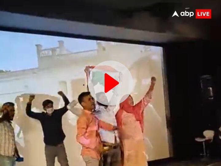 Watch: मुंबई में फिल्म 'गांधी गोडसे एक युद्ध' की स्क्रीनिंग पर बवाल, लोगों ने डायरेक्टर के सामने दिखाए काले झंडे