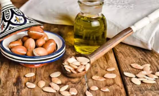 ਜੋਜੋਬਾ ਤੇਲ ਵਿੱਚ ਐਂਟੀ-ਇੰਫਲੇਮੇਟਰੀ ਅਤੇ ਨਮੀ ਦੇਣ ਵਾਲੇ ਗੁਣ ਹੁੰਦੇ ਹਨ, ਇਹ ਅਜਿਹੇ ਗੁਣਾਂ ਨਾਲ ਭਰਪੂਰ ਹੁੰਦਾ ਹੈ, ਜੋ ਚਿਹਰੇ ਦੀ ਨਮੀ ਨੂੰ ਬੰਦ ਕਰ ਸਕਦਾ ਹੈ। ਇਸ ਵਿੱਚ ਐਂਟੀ-ਏਜਿੰਗ ਗੁਣ ਹੁੰਦੇ ਹਨ, ਕੋਲੇਜਨ ਦੇ ਉਤਪਾਦਨ ਨੂੰ ਉਤਸ਼ਾਹਿਤ ਕਰਦੇ ਹਨ ਅਤੇ ਤੁਹਾਡੀ ਚਮੜੀ ਨੂੰ ਵਧੇਰੇ ਜਵਾਨ ਅਤੇ ਸਿਹਤਮੰਦ ਬਣਾਉਂਦੇ ਹਨ।