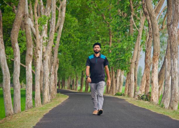 तुमचे शरीर आणि वजनानुसार तुम्ही सामान्य गतीने चालू शकता, पण वजन कमी करण्यासाठी चालत असाल तर जलद चालण्याची सवय लावा. ( Image Source : istockphoto )