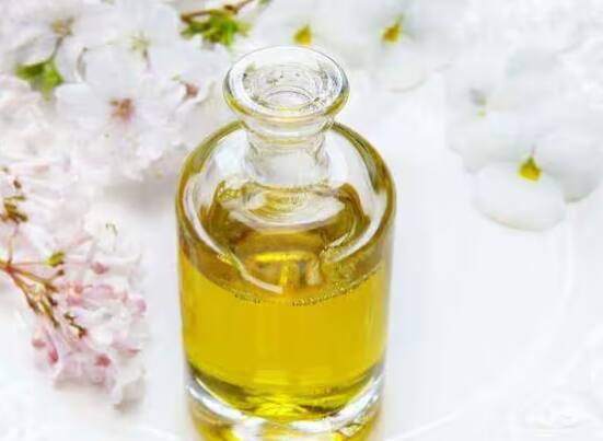 If you also want to look young, then this facial oil is the solution to your problem.