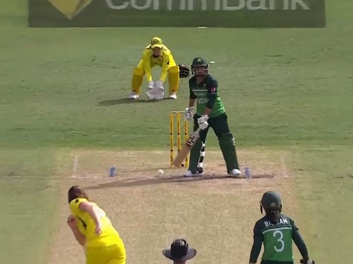 Tahlia McGrath Bowled Nida Dar Umpire gives not out Pakistan Women vs Australia Women ODI Match Watch: आउट या नॉट आउट? बॉलर के हाथ से गेंद छूटने के बाद बल्लेबाज ने छोड़े स्टम्प, बिखर गई गिल्लियां; अंपायर ने दिया यह फैसला