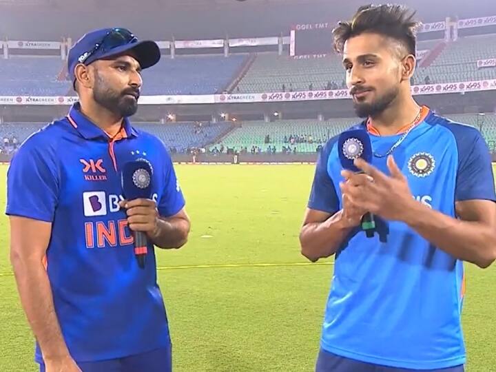 Umran Malik take interview of Mohammed Shami after Raipur match against NZ Shami Advised Umran Malik to improve line & length see Video मोहम्मद शमी की उमरान मलिक को खास नसीहत- सिर्फ एक चीज़ पर कर लो कंट्रोल, दुनिया पर राज करोगे, देखें VIDEO