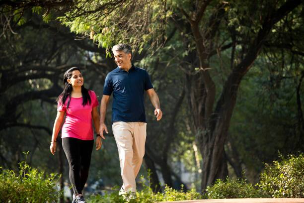 चालण्याने आरोग्य चांगले राहण्यास मदत होते. पण जर तुम्ही चुकीच्या पद्धतीने चालत असाल किंवा चालताना काही चुका झाल्या तर त्याचा शरीरावर वाईट परिणाम होऊ शकतो. ( Image Source : istockphoto )