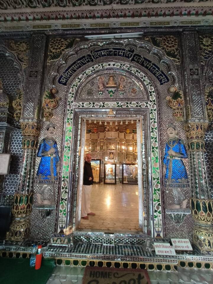 इंदौर के इस कांच के मंदिर को शीश महल भी कहा जाता है. राज्य में जब भी मंदिरों की चर्चा की जाती है तो इस मंदिर की बात जरूर की जाती है.