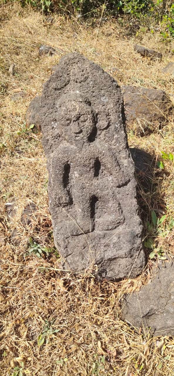 नाशिकच्या गडकिल्ले व त्यांच्या आजूबाजूंच्या गावाला अनेक इतिहासाचे दाखले तेथील दगडातून मिळतात. त्या दृष्टीने नाशिकच्या पश्चिम पट्ट्यातील वाघेरा किल्ला परिसरातील गाव त्यात दडलेल्या काही दगडी पाऊलखुणा खूपच विविधता दाखवणाऱ्या आहेत.