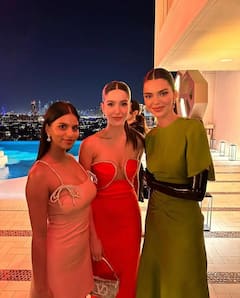 शनाया कपूर ने सामने से खुली ड्रेस में सुहाना खान के लुक पर फेरा पानी, बेडरूम फोटो भी कर दी शेयर