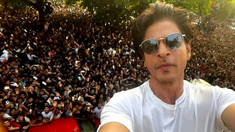 Shah Rukh Khan: Ahead Of Pathaan Release, Shah Rukh Khan Makes Rare Appearance, Waves To Fans Outside Mannat , know in details Shah Rukh Khan: ছুটির সন্ধেয় হঠাৎ অনুরাগীদের জন্য বিশেষ উপহার শাহরুখ খানের