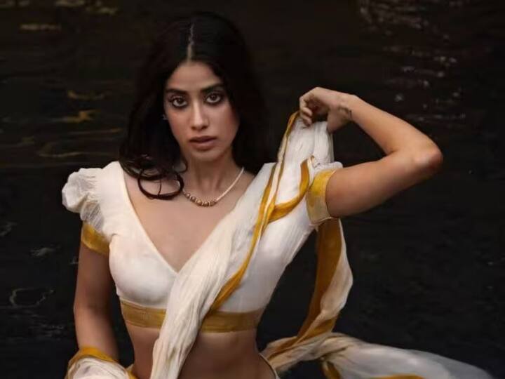 Janhvi Kapoor Latest Pics: ਅਦਾਕਾਰਾ ਜਾਹਨਵੀ ਕਪੂਰ ਦੀਆਂ ਤਾਜ਼ਾ ਤਸਵੀਰਾਂ ਸੋਸ਼ਲ ਮੀਡੀਆ 'ਤੇ ਸਾਹਮਣੇ ਆਈਆਂ ਹਨ। ਇਨ੍ਹਾਂ ਤਸਵੀਰਾਂ 'ਚ ਜਾਹਨਵੀ ਕਪੂਰ ਪਾਣੀ 'ਚ ਸਫੇਦ ਸਾੜੀ ਪਾਈ ਨਜ਼ਰ ਆ ਰਹੀ ਹੈ।