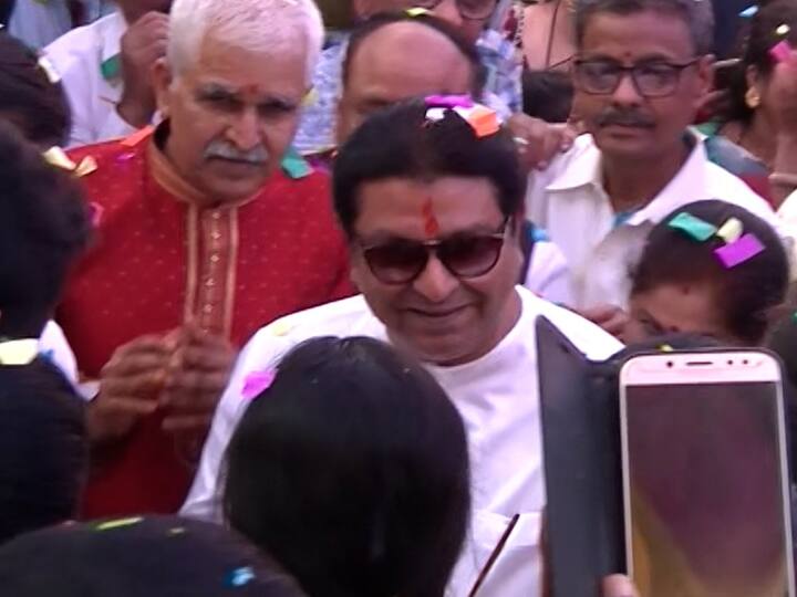 राज ठाकरेंची कार्यक्रमाला उपस्थिती असल्याने मोठ्या संख्येने मनसैनिक आणि नागरिकांची गर्दी पाहायला मिळाली.