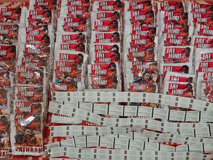 या ट्वीटमध्ये काही मुलं हातात पठाण चित्रपटाची तिकीटं घेऊन पठाणच्या पोस्टरसमोर थांबलेली दिसत आहेत.