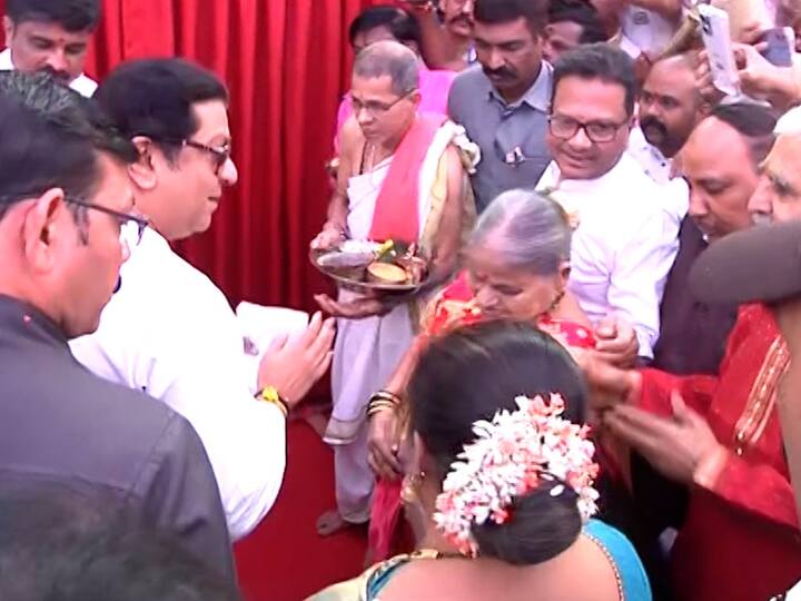 राज ठाकरे यांना पाहण्यासाठी आणि भेटण्यासाठी अनेक मनसैनिक आणि स्थानिक भांडप येथे दाखल झाले होते.