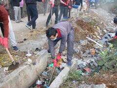 खुद फावड़ा उठाकर नाले की सफाई करने लगे कलेक्टर, जानिए-इसके पीछे की वजह