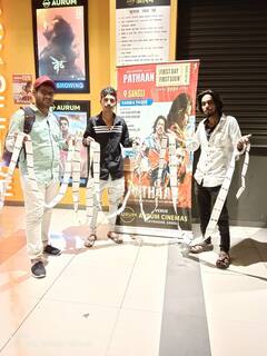 Pathaan : 'पठाण'साठी सांगलीच्या चाहत्यांनी अख्खं थिएटर केलं बुक! 'पठाण'मय वातावरणाने किंग शाहरुख खानही भारावला