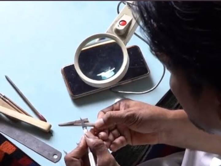 दुनिया का सबसे छोटा चम्मच बनाकर जयपुर के नवरतन प्रजापति (Navratan Prajapati Murtikar) इन दिनों चर्चा में हैं. उनका यह काम गिनीज बुक ऑफ वर्ल्ड रिकॉर्ड में दर्ज कर लिया गया है.  नवरतन प्रजापति जयपुर के महेशनगर में रहते है.  इससे पहले भी वो  कई रिकॉर्ड और चर्चित मूर्ति बना चुके हैं. नवरतन ने बताया कि उन्होंने चम्मच वाला वीडियो शेयर किया था.  जिसे बाद में गिनीज बुक ने अपने सोशल मीडिया पर शेयर किया है.