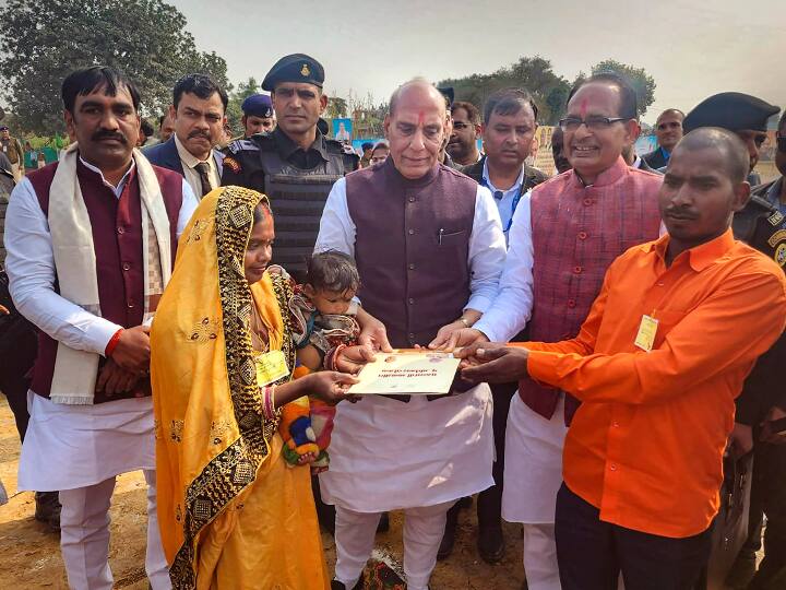 Rajnath Singh: 'भारत जोड़ो यात्रा में देश को बदनाम कर रहे...', राहुल गांधी पर राजनाथ सिंह का हमला Rajnath Singh Singrauli Rally attack on Rahul Gandhi and Bharat Jodo Yatra Rajnath Singh: 'भारत जोड़ो यात्रा में देश को बदनाम कर रहे...', राहुल गांधी पर राजनाथ सिंह का हमला