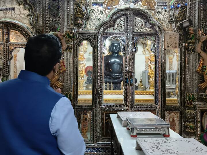इस मंदिर में कलाकारी के द्वारा इस समाज के परिवर्तन के दृश्य और यातना देने वालों के चित्रों का वर्णन किया गया है. यहां के दीवार, छत, दरवाजे, खंभे, फर्श सभी को दर्पण से सजाया गया है.