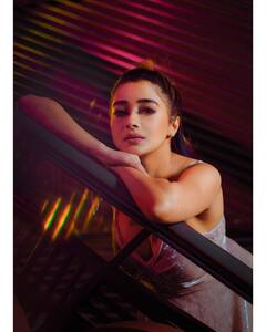 Tina Dutta: પાર્ટીમાં ગ્લેમરસ દેખાવા માંગો છો? તો ટીના દત્તાના આ સિઝલિંગ લુક્સમાંથી લો પ્રેરણા