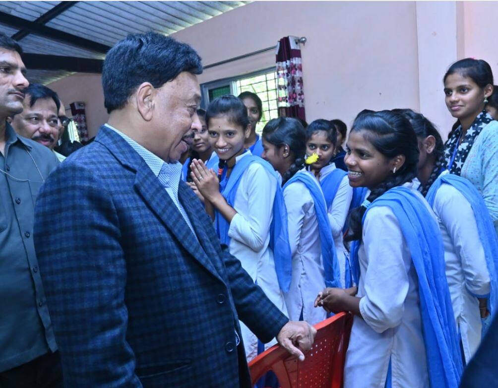 Narayan Rane in Ratnagiri ZP School on Balasaheb Thackeray and maharashtra politics जिल्हा परिषदेच्या शाळेत नारायण राणे रमले; पोरांनी प्रश्न विचारले अन् राणेंनी थेट उत्तरं दिली; म्हणाले, मी शालेय जीवनात अभ्यासू होतो...