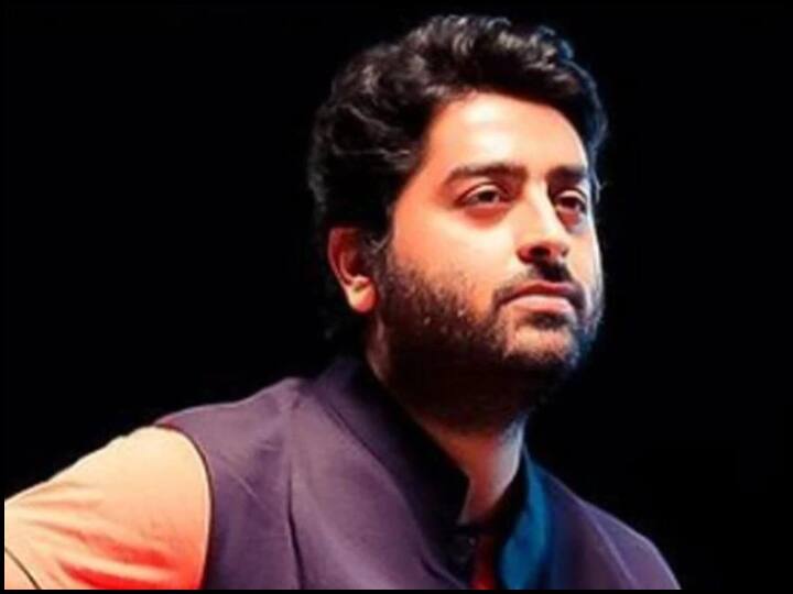अरिजीत सिंह बॉलीवुड के ऐसे सितारे हैं, जिन्होंने अपनी आवाज से हर किसी को दीवाना बना लिया है. लोग उनके गाने सिर्फ सुनते ही नहीं हैं, बल्कि उन्हें दिल से महसूस भी करते हैं.