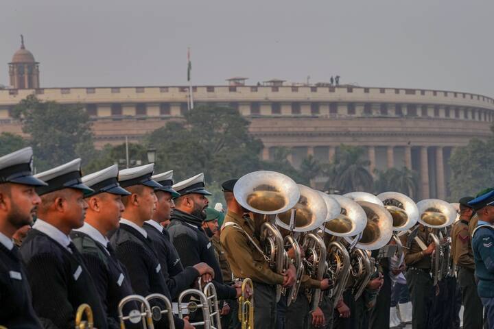 Republic Day Rehearsal: এ বার প্রজাতন্ত্র দিবসের কুচকাওয়াজে বাংলার থিম 'নারী শক্তি'। এবছরই ইউনেস্কোর স্বীকৃতি পেয়েছে বাংলার দুর্গা পুজো। ট্যাবলোয় দুর্গা প্রতিমা, শোনা যাবে চণ্ডীপাঠ, ঢাকের বাদ্যি।