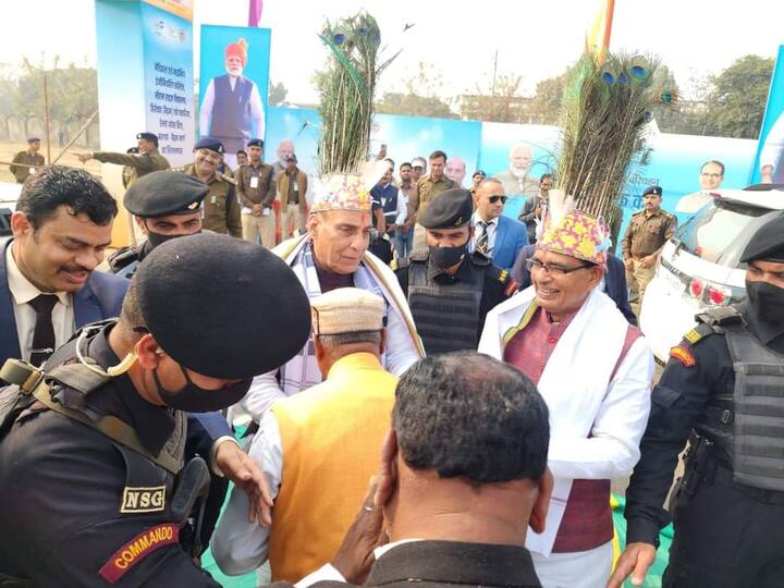 बता दें कि मध्य प्रदेश के सिंगरौली को सीएम शिवराज सिंह चौहान और रक्षा मंत्री राजनाथ सिंह ने कई सौगातें दीं. सिंगरौली में एक मेडिकल कॉलेज और कई अन्य परियोजनाओं के शिलान्यास किए गए. सिंगरौली में 25 हजार से ज्यादा प्लॉट बांटे गए.