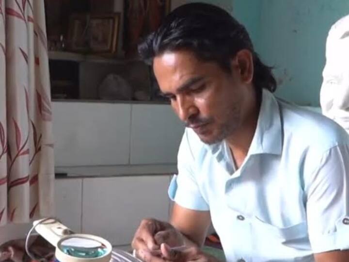 उनके बनाए गए चम्मच की लंबाई मात्र 2 मिलीमीटर है और इसका हैंडल एक बाल के बराबर मोटा है.  इस चम्मच के  आगे का प्याला 0.75 मिलीमीटर है. इसको बनाने में नवरत्न को कुल 1 दिन का समय लगा है. वीडियो में प्रजापति की विशेषता के साथ दुनिया का सबसे छोटा लकड़ी की चम्मच  बनाते हुए देखा जा सकता है. यह प्रक्रिया काफी दिलचस्प होती है.