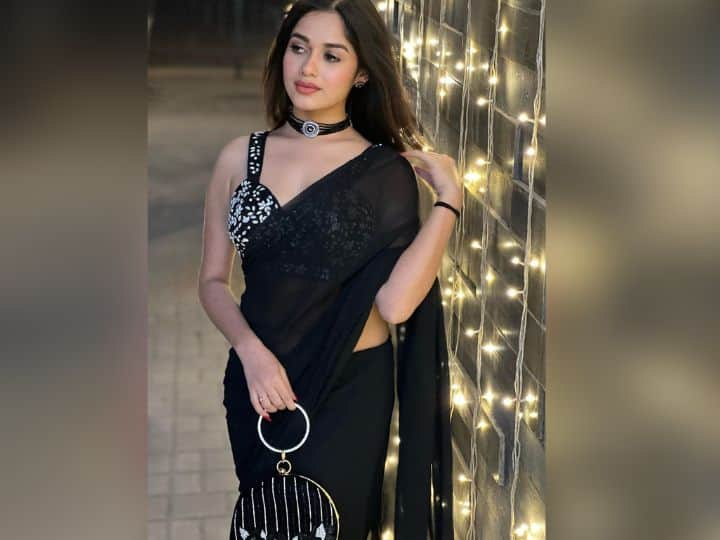 Jannat Zubair Photos: जन्नत जुबैर ने हाल ही में ब्लैक साड़ी में अपने खूबसूरत फोटोज शेयर किए हैं. आप भी किसी फंक्शन में जाने के लिए एक्ट्रेस के लुक को रिक्रिएट कर सकती हैं.