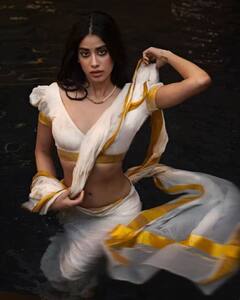 Janhvi Kapoor Pics: ਚਿੱਟੀ ਸਾੜ੍ਹੀ 'ਚ ਪਾਣੀ ਨੂੰ ਅੱਗ ਲਗਾਉਂਦੀ ਨਜ਼ਰ ਆਈ ਜਾਹਨਵੀ ਕਪੂਰ, ਫੋਟੋ ਦੇਖ ਕੇ ਰਹਿ ਜਾਓਗੇ ਹੈਰਾਨ